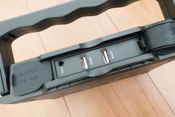 iSmart対応USB端子が2基と充電用端子