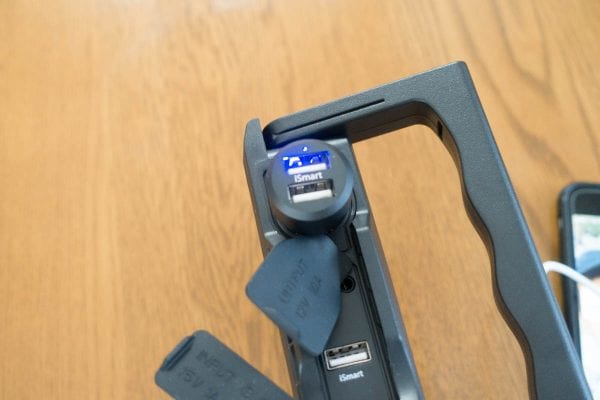 シガーソケット接続の充電器も使える