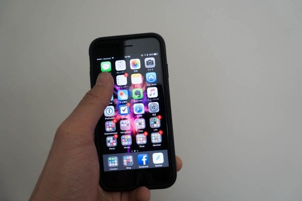 iPhone 7はちょっと延ばさないと届かない