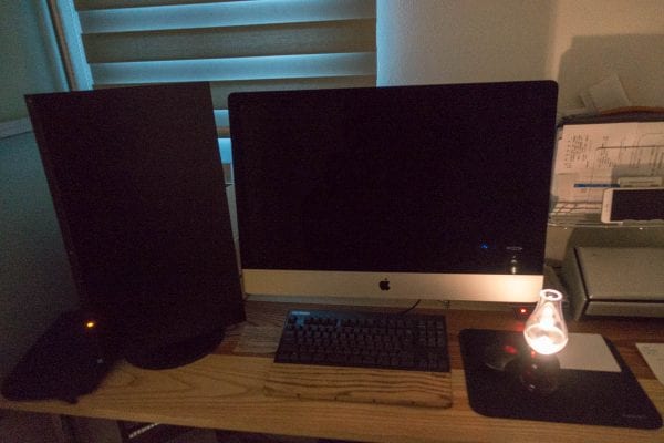 マウスやキーボードの手元に配置