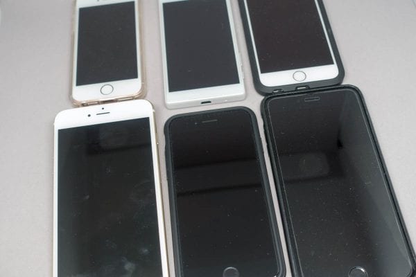 ずらりと並ぶ我が家のスマホたち