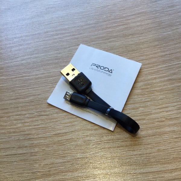 付属品はmicroUSBケーブル