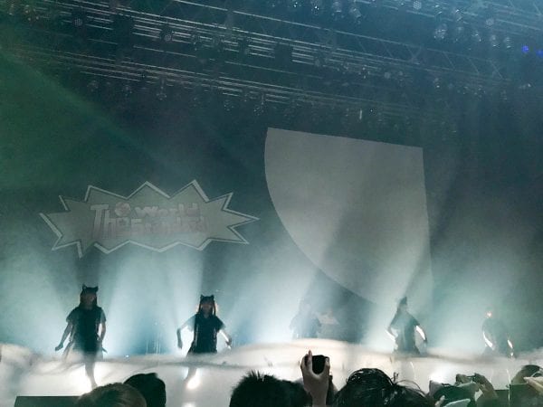 スクリーンがバサッと落ちる