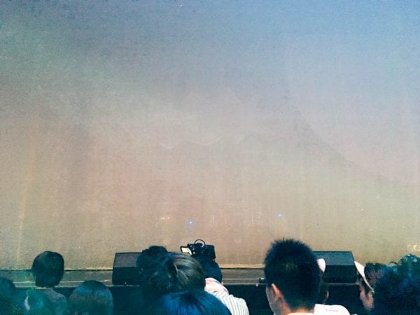 開演前。ステージ前方にスクリーンが配備されていた