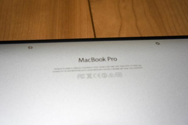 裏側にも「MacBook Pro」の文字