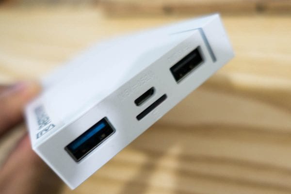 左側がデータ通信用の青いポート