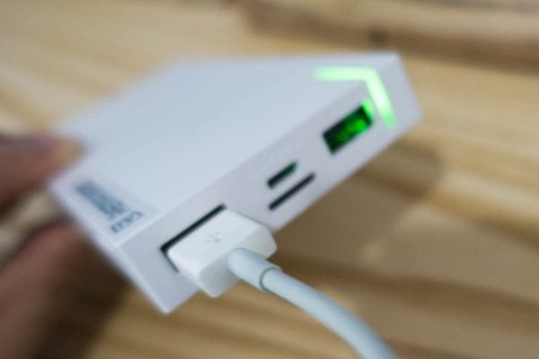 USBケーブルを接続