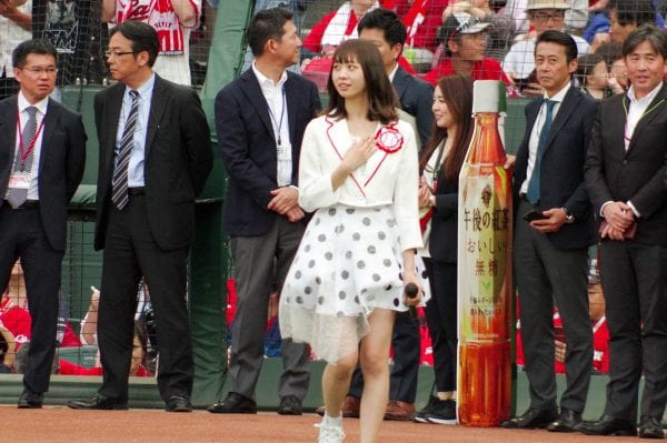 胸を抑えて緊張しながら、ホームベースへ向かう