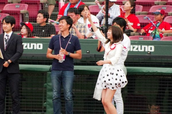 電光掲示板の表示を見て喜ぶ松田美里ちゃん