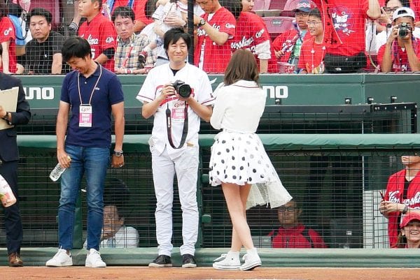 出迎える樋口さん