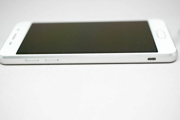 左側面にはボリュームボタンとストラップホール