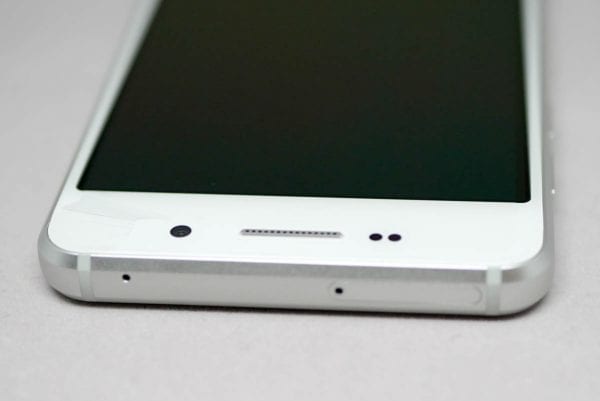 本体上部はSIMスロットとmicorSDカードスロット