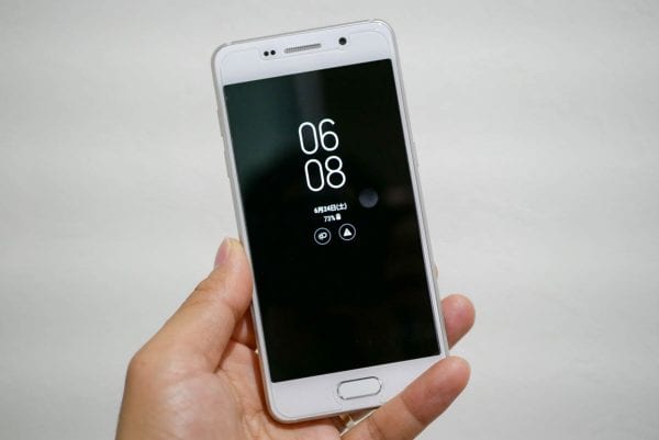 手に持つとiPhoneそのもの