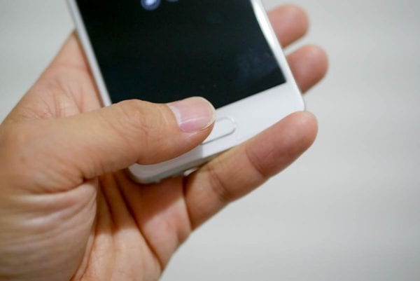 指紋認証センサーもTouch IDそっくり