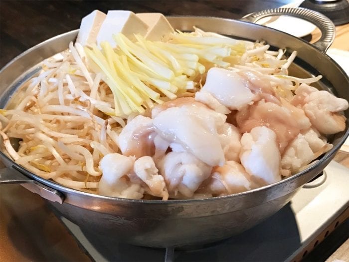 懇親会では岡山名物黄ニラを使ったもつ鍋