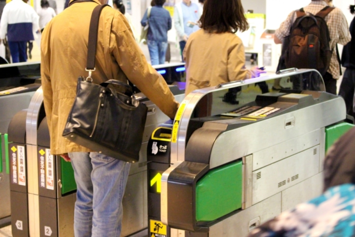 自動改札は通常リーダーが『右側』