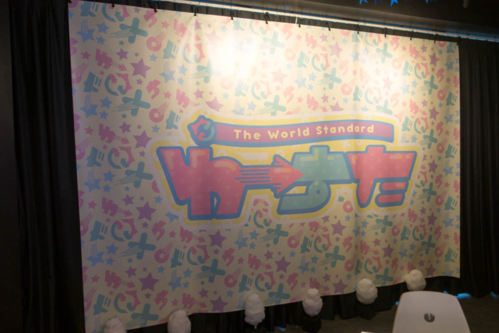 店内展示された巨大な旗