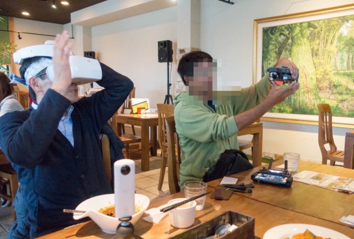 ドローンに戯れる大人達w