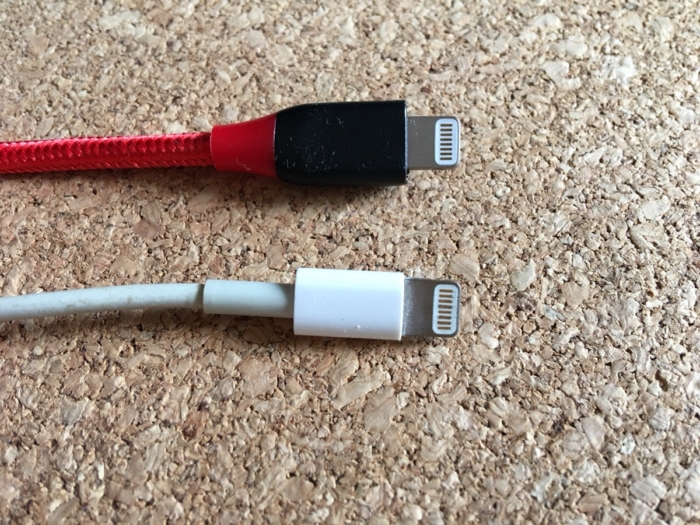 純正と比較するとコネクタ部分は大型