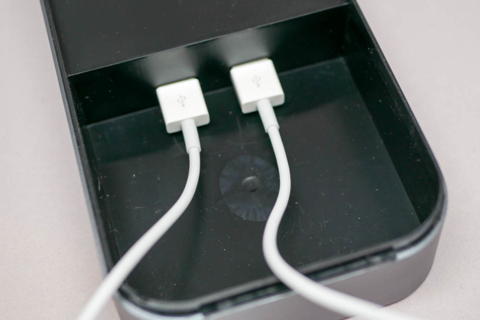 LightningとApple Watch用のUSB充電ケーブルを接続