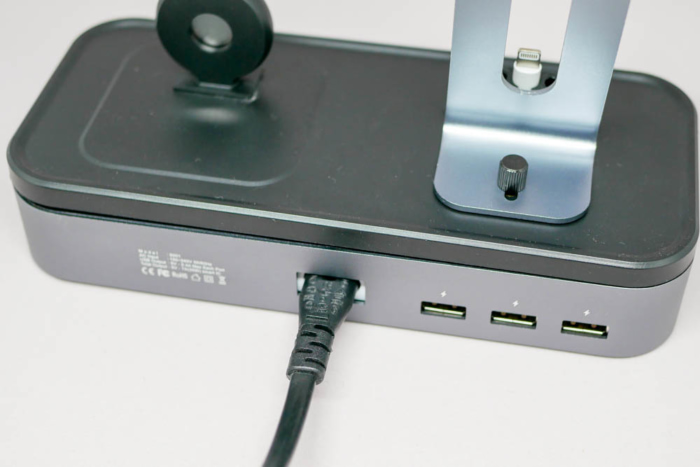 裏側にはAC電源とUSBポートが3つ