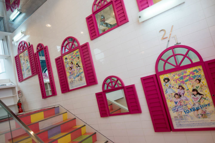 JOL原宿がわーすたのポスターだらけ