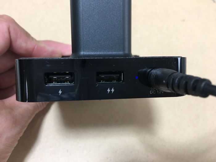 ACコネクタ脇で青く小さく光る通電確認LEDランプ わかるかな?