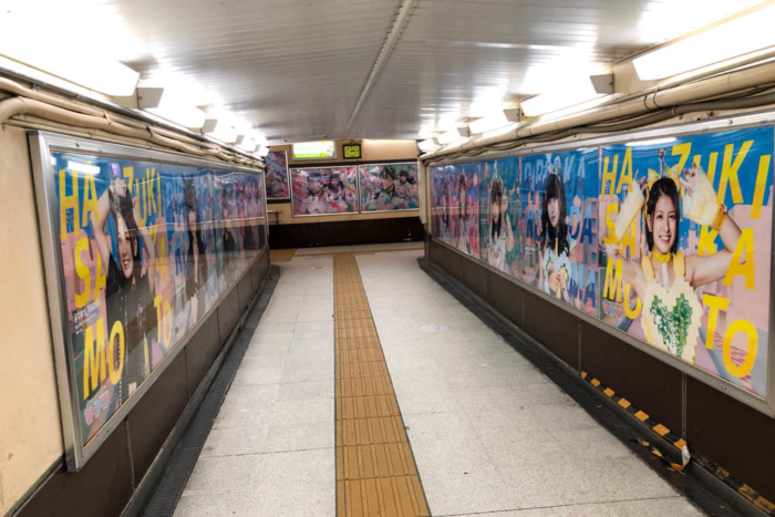 竹下口の通路にずらりと並ぶわーすたのポスター