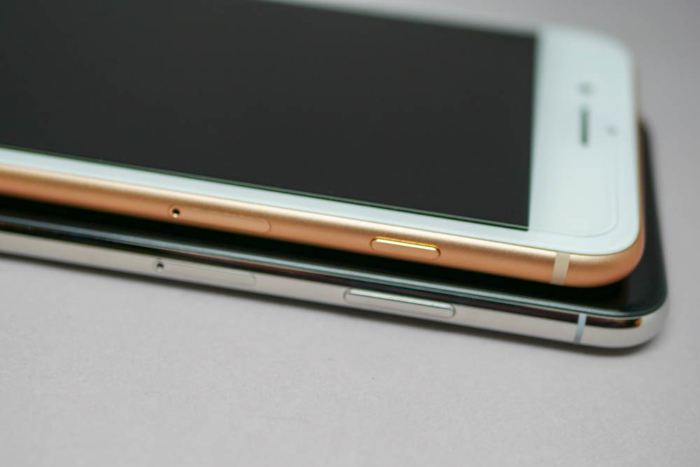 iPhone XとiPhone 8 Plusの比較(右側面)