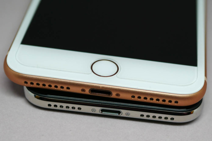 iPhone XとiPhone 8 Plusの比較(Lightningコネクタ周辺)