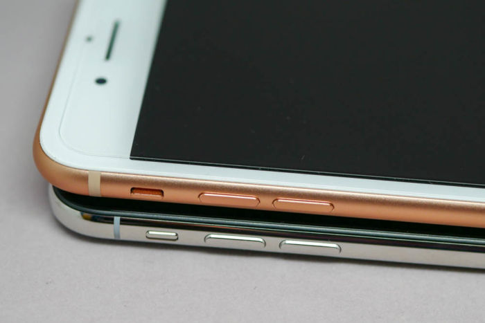 iPhone XとiPhone 8 Plusの比較(左側面)