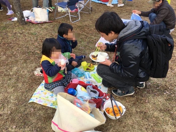 バーベキューを食べるチー一家