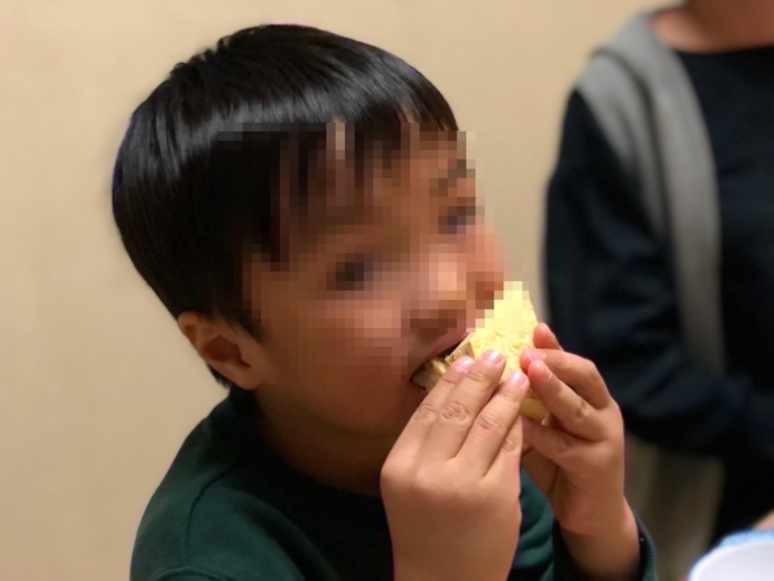 お寿司を食べる息子