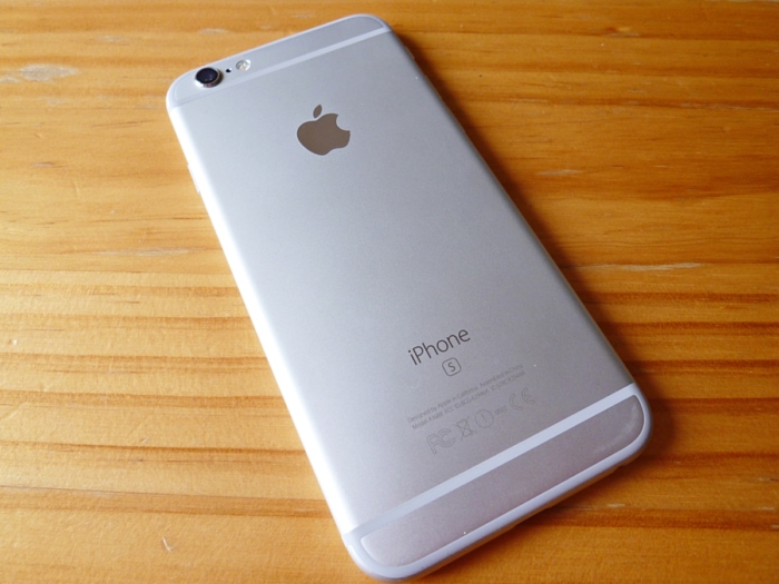 iPhone 6sの後ろ姿
