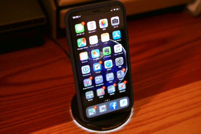 スマホを置いて使うのが『デフォルト』