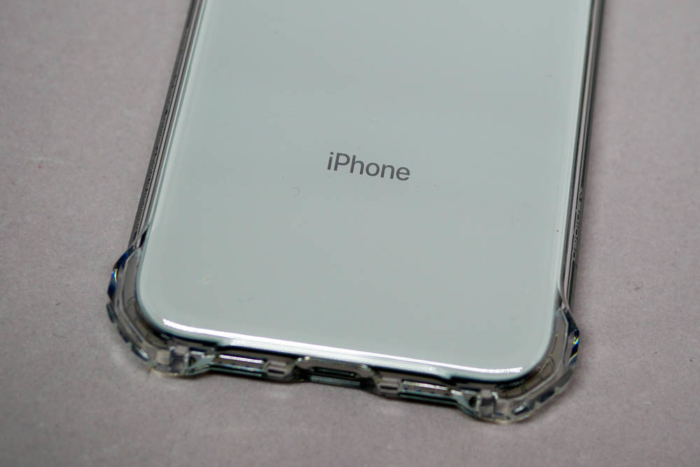 クリアケースなのでiPhoneロゴもバッチリ