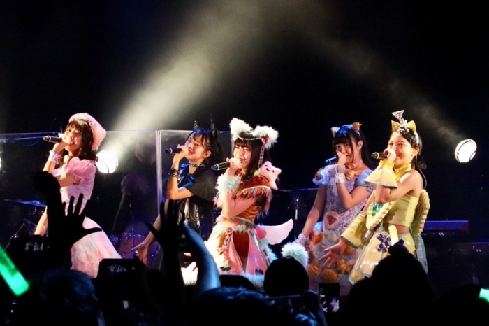 5人がバラバラの衣装