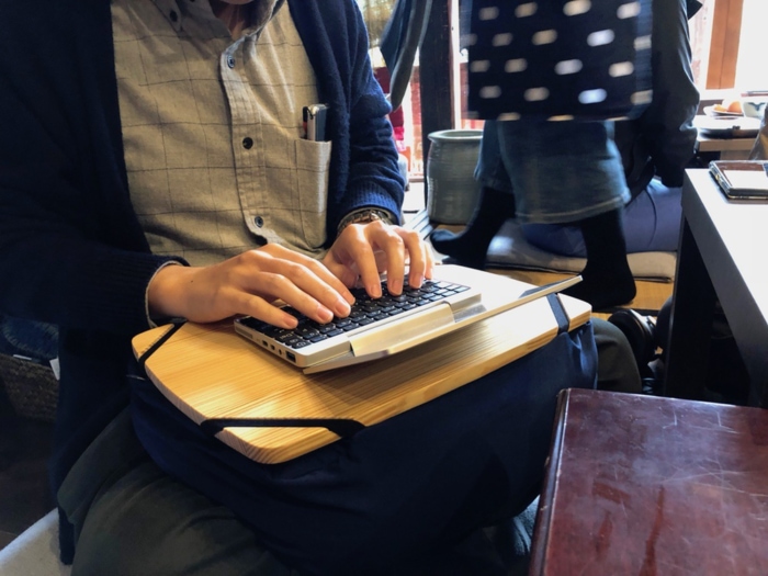 GPD Pocketとクッションテーブル