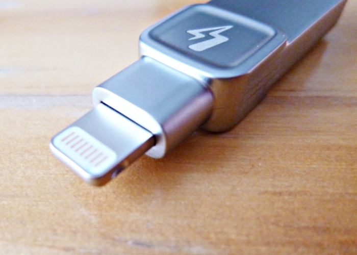 datatraveler-bolt-duo iPhoneにさす側