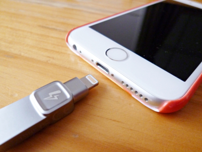 datatraveler-bolt-duo iPhoneにさす