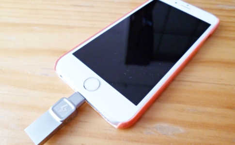 datatraveler-bolt-duo iPhoneにさしたところ