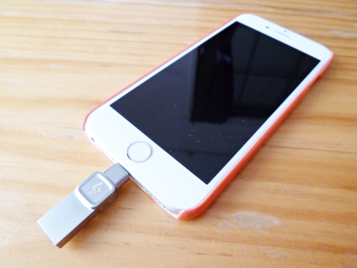 datatraveler-bolt-duo iPhoneにさしたところ