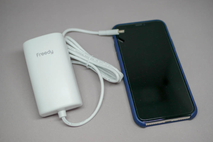 専用のACアダプタもわりと大型