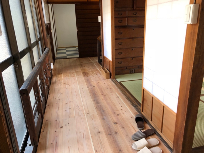 廊下の床は新しくなっている