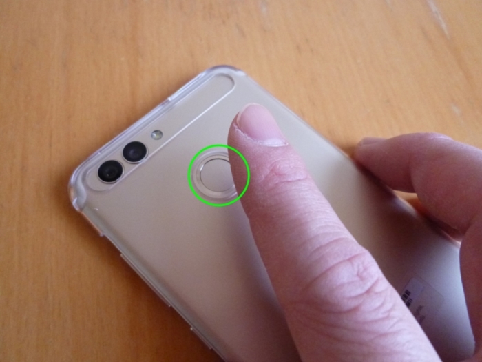 HUAWEI nova 2本体裏側の指紋認証