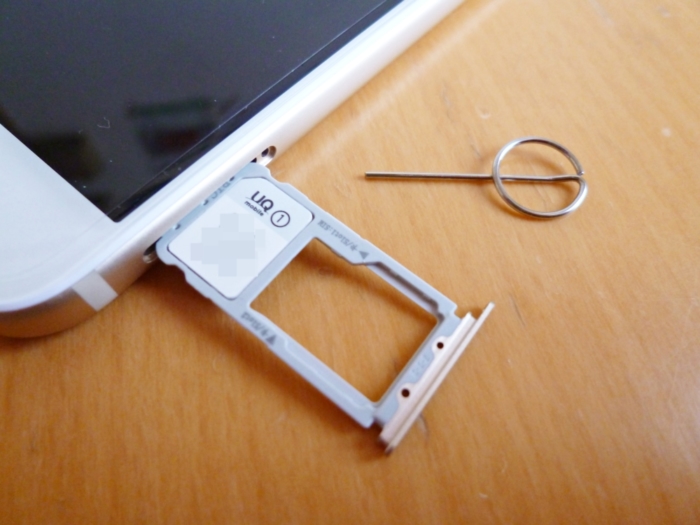 HAUWEI nova 2のSIMスロットにUQ mobileのSIMカードをさす