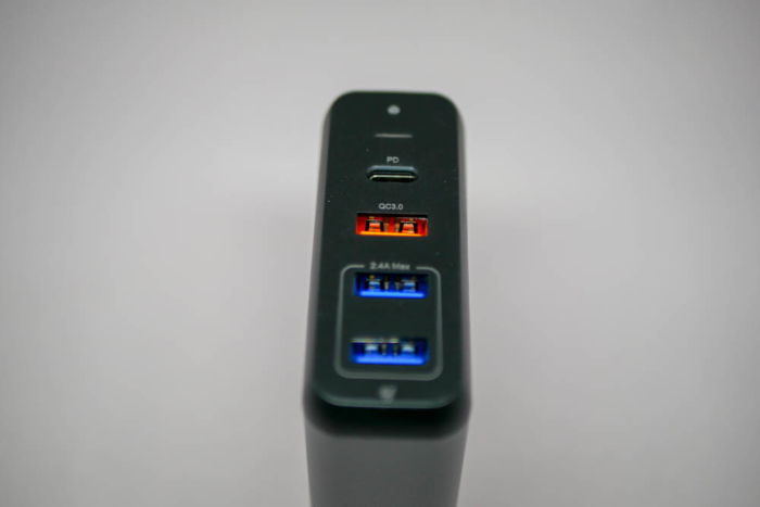 ポートはUSB-Cが1つ、USB-Aが3つで1つはクイックチャージ対応