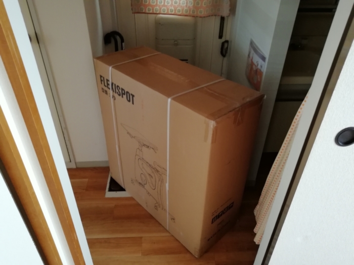 FlexiSpot デスクバイク V9を玄関から部屋に運び入れる
