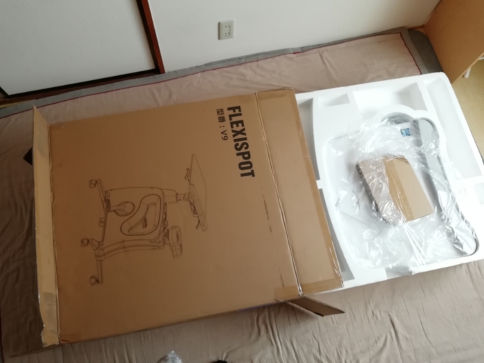 FlexiSpot デスクバイク V9の箱の上と下を開けてけり出す