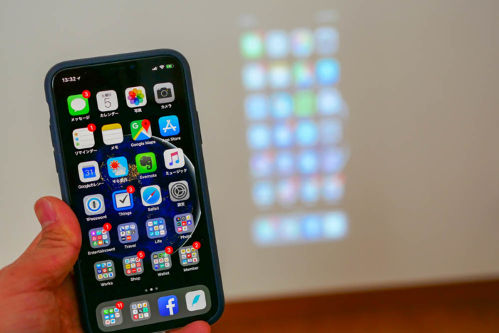 iPhone のホーム画面が表示される